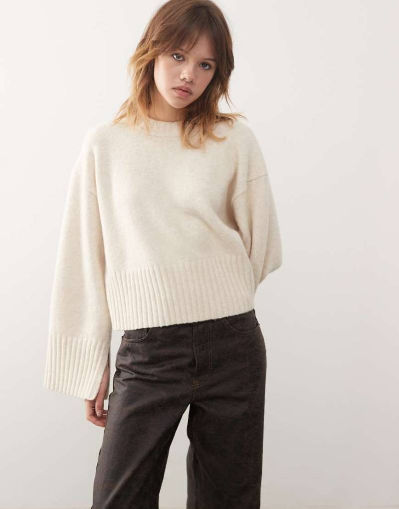 Monki - Strickpullover in Weiß mit Rundhalsausschnitt, gerippten Bündchen und Saumdetail von Monki