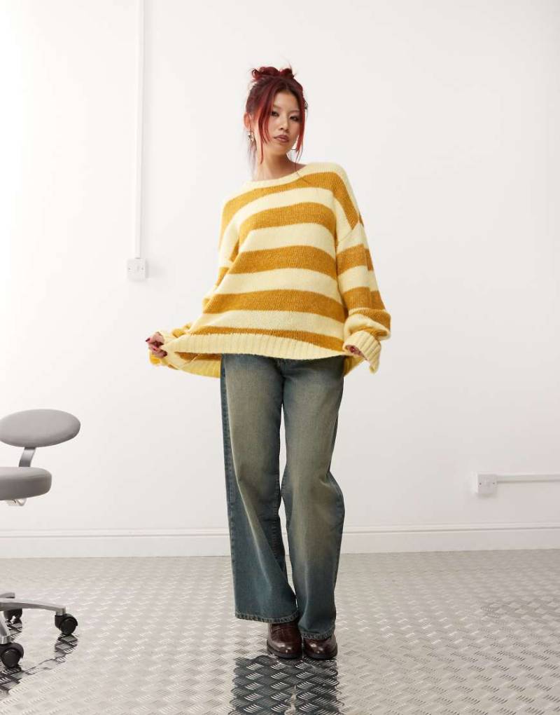 Monki - Strickpullover in gestreiftem Gelb mit Rundhalsausschnitt von Monki