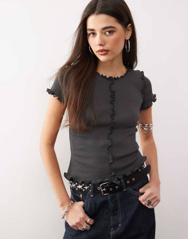 Monki - Strukturiertes Strick-T-Shirt in Dunkelgrau mit Rüschensaum von Monki