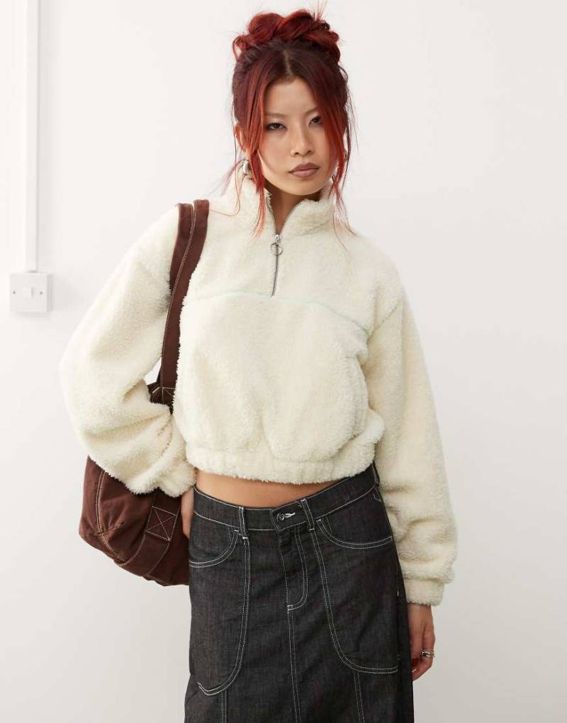 Monki - Sweatshirt aus Teddy-Fleece in gebrochenem Weiß mit Paspelierung in Minzgrün von Monki
