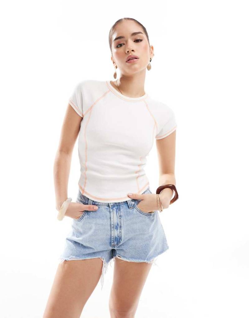 Monki - T-Shirt in Weiß mit orangefarbener Kontrastnaht und schmalem, knappem Schnitt von Monki