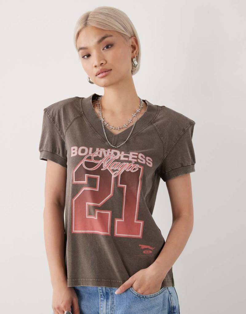 Monki - T-Shirt in dunklem Schokobraun mit Puffärmeln und College-Prints-Brown von Monki
