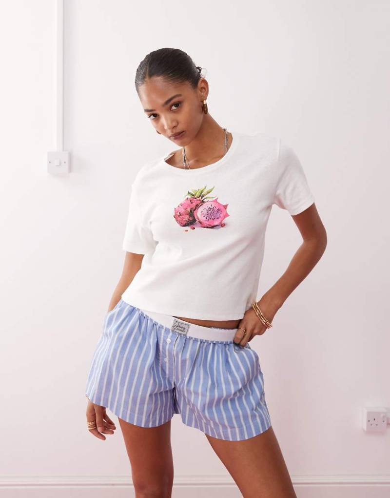 Monki - T-Shirt in eingelaufener Optik mit Drachenfrucht-Print-Weiß von Monki