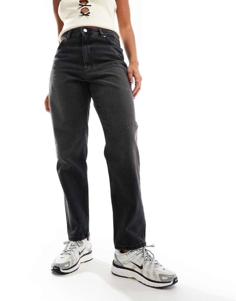 Monki - Taiki - Ballon-Leg-Jeans in schwarzer Waschung mit hohem Bund von Monki