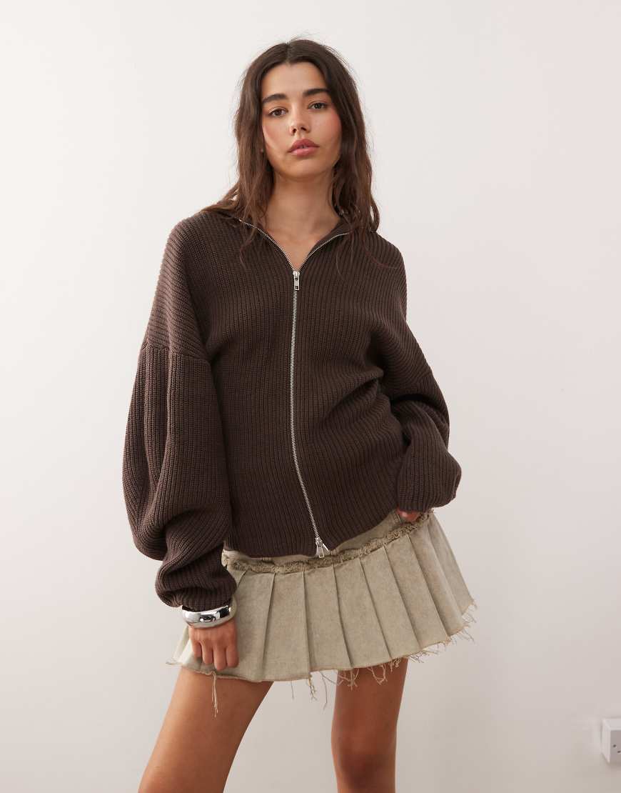 Monki - Taillierte Kapuzenjacke aus Strick in Schokobraun mit Kapuze und Zwei-Wege-Reißverschluss, exklusiv bei ASOS von Monki