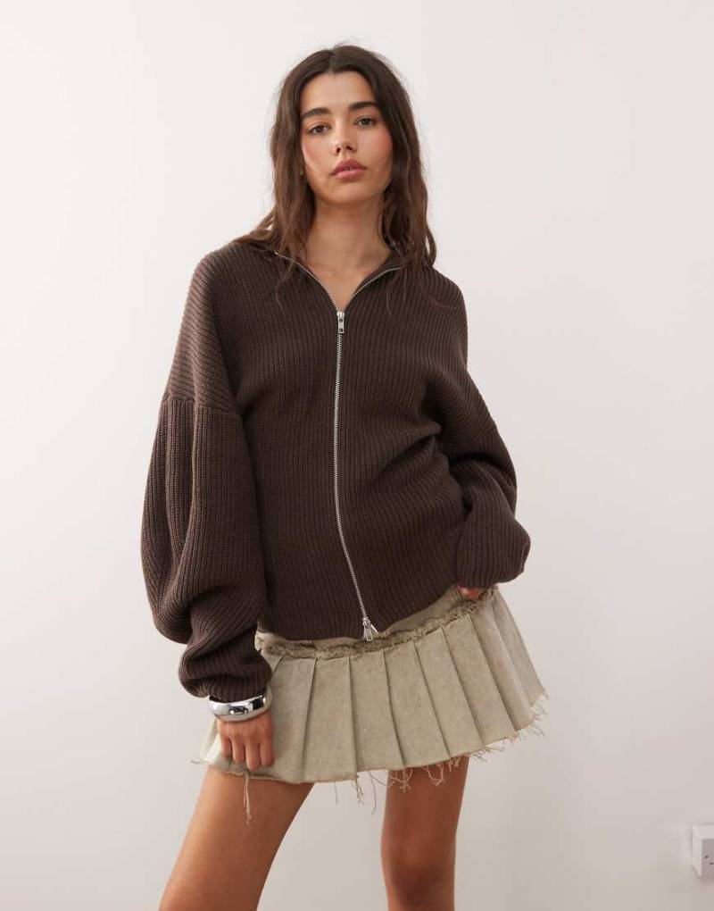 Monki - Taillierte Kapuzenjacke aus Strick in Schokobraun mit Kapuze und Zwei-Wege-Reißverschluss, exklusiv bei ASOS von Monki