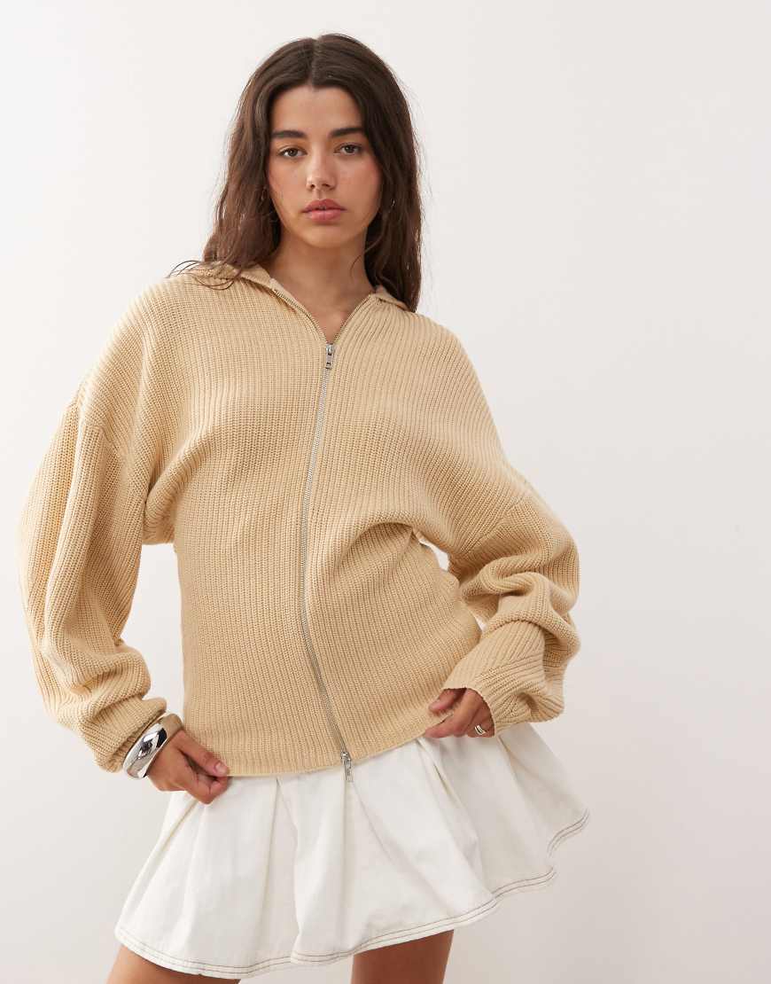 Monki - Taillierter Strickpullover in Beige mit Kapuze und Zweiwege-Reißverschluss-Neutral von Monki