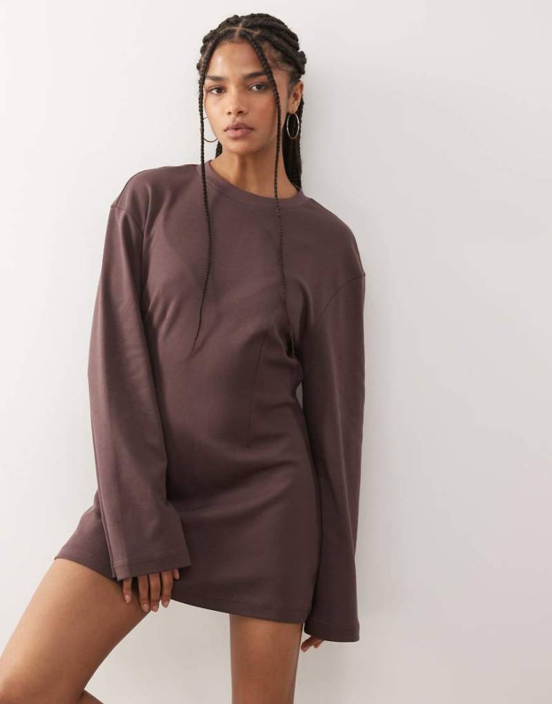 Monki - Tailliertes, langärmliges Mini-T-Shirt-Kleid in Dunkelbraun-Brown von Monki