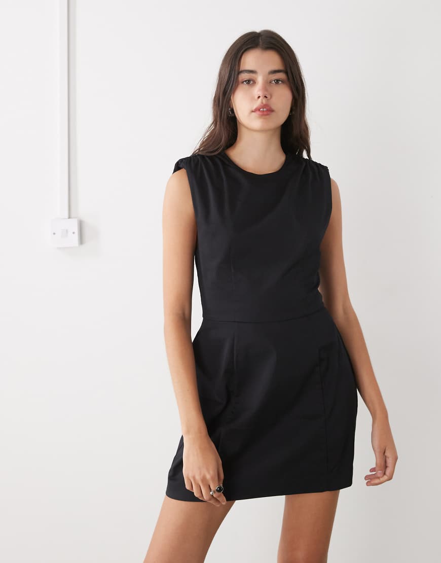 Monki - Tailliertes Minikleid in Schwarz mit Schulterpolstern und voluminösem Rock von Monki