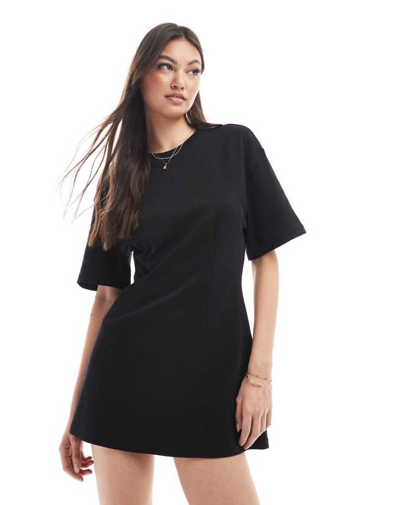 Monki - Tailliertes T-Shirt-Kleid in Schwarz von Monki