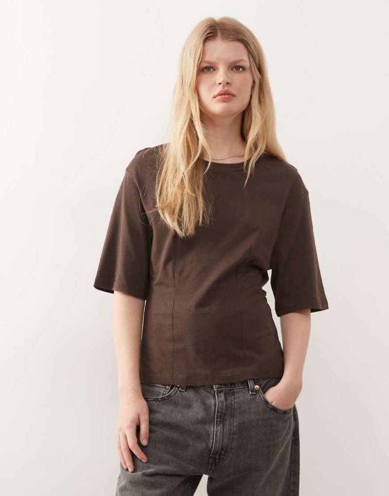 Monki - Tailliertes T-Shirt in Braun-Brown von Monki