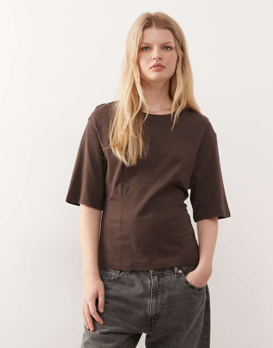 Monki - Tailliertes T-Shirt in Braun-Brown von Monki