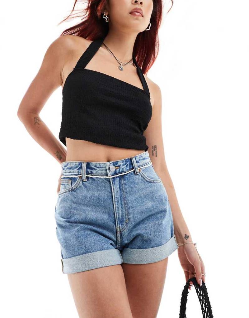 Monki - Tallie - Jeans-Shorts in Mittelblau mit Umschlag von Monki