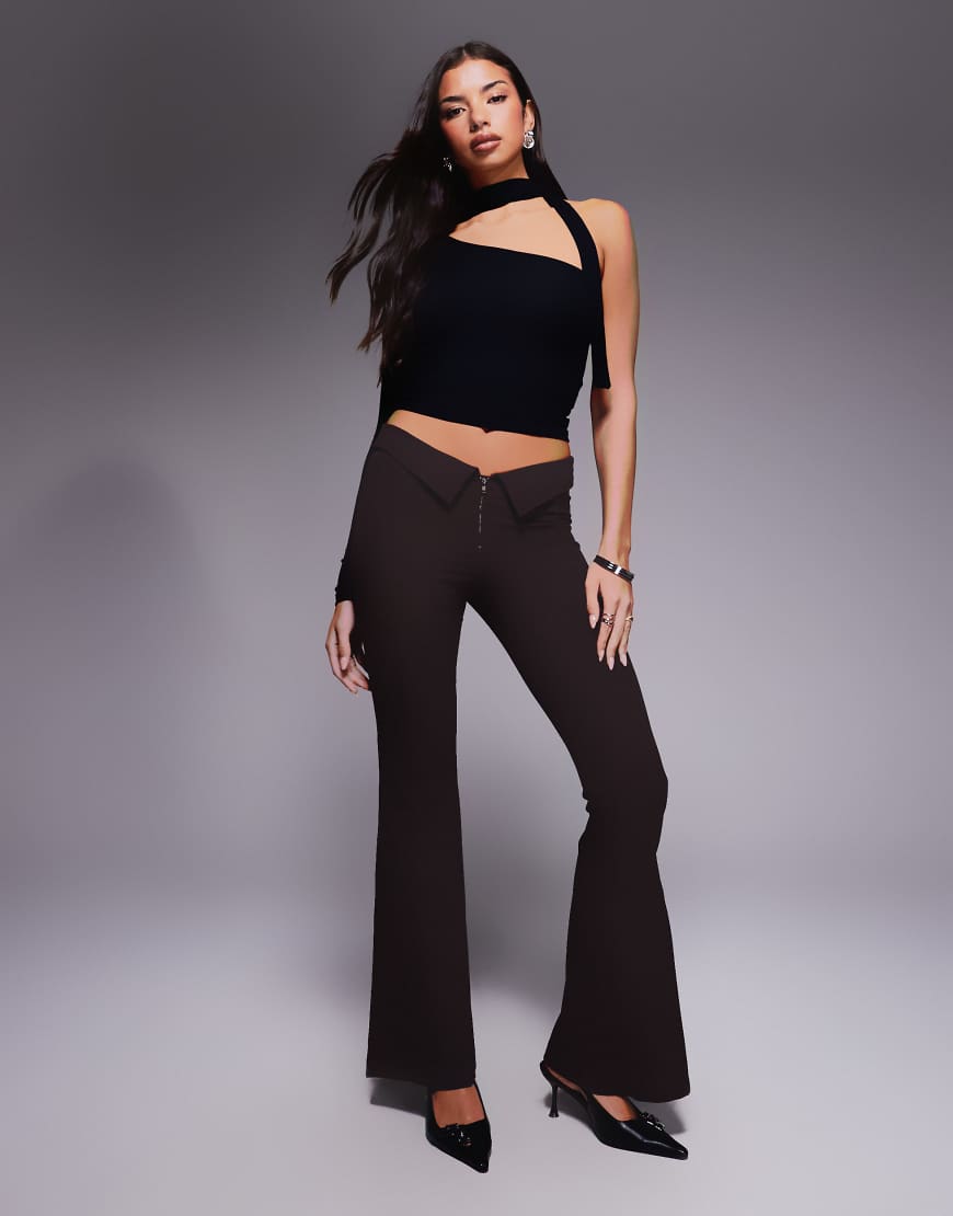 Monki - Tief sitzende Schlaghose mit umgeschlagenem Taillendetail in dunklem Schokobraun-Brown von Monki