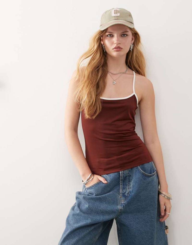 Monki - Trägertop in Schokobraun mit schmalen Riemchenträgern und weißer Einfassung von Monki