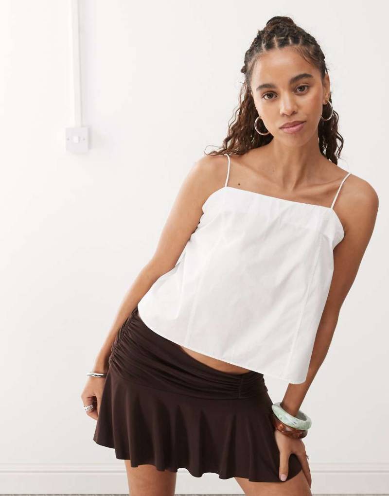 Monki - Trapezförmiges Trägeroberteil in Weiß Monki - Trapezförmiges Trägeroberteil in Weiß von Monki