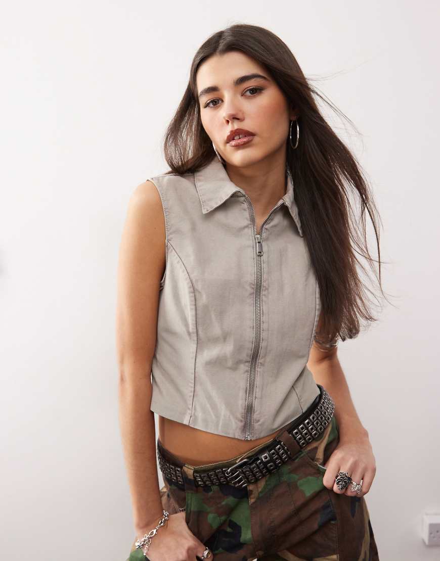 Monki - Twill-Weste in Beige mit Reißverschluss-Neutral Monki - Twill-Weste in Beige mit Reißverschluss-Neutral von Monki