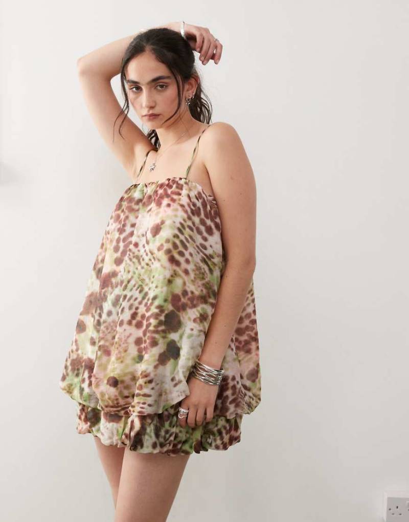 Monki - Kleid mit voluminösem Ballonsaum und Muster in Khaki und Braun-Grün von Monki