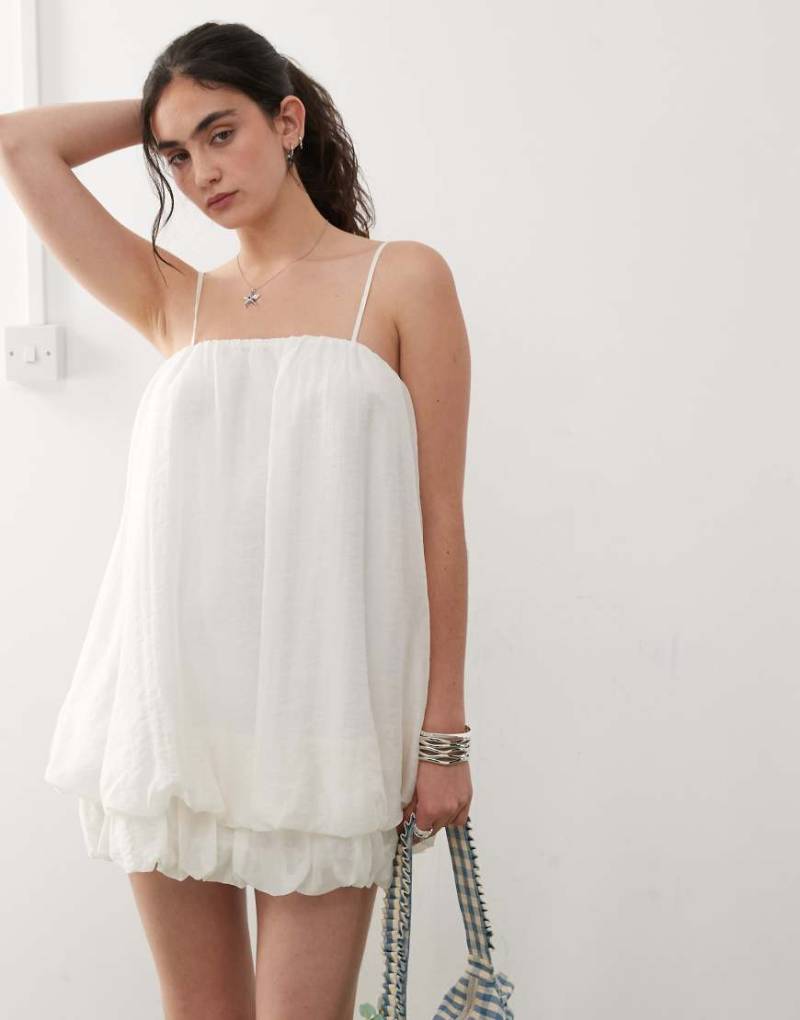 Monki - Voluminöses Kleid in Wollweiß mit Ballonsaum von Monki