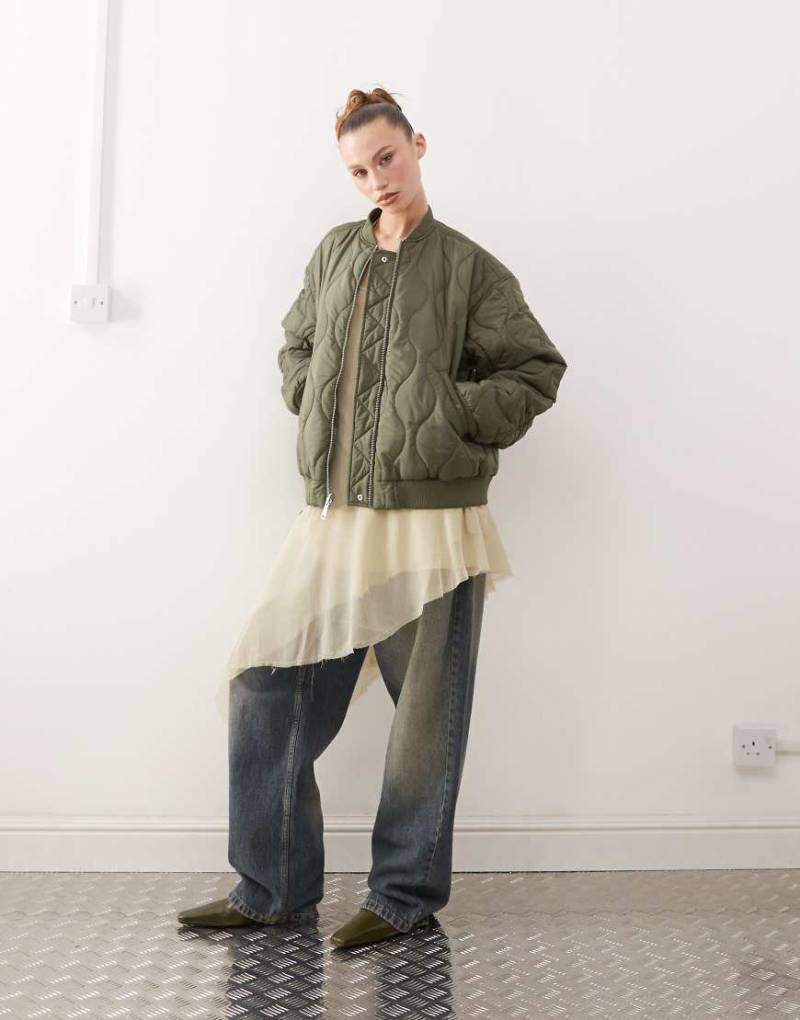 Monki - Wendbare, gesteppte Bomberjacke in Khaki mit Futter mit Blumenmuster-Grün von Monki
