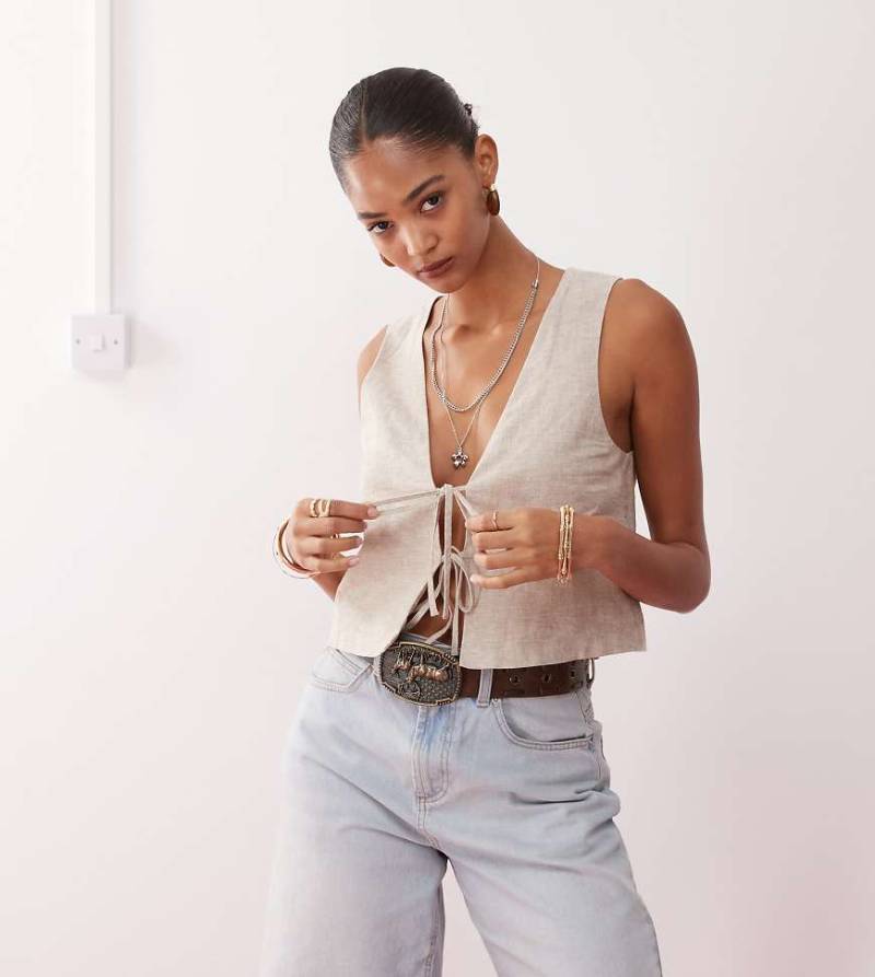 Monki - Weste aus Leinen in Weiß, exklusiv bei ASOS-Neutral von Monki