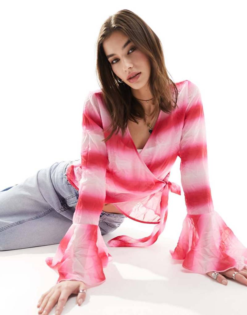 Monki - Wickelbluse in Ombré-Rosa mit ausgestellten Manschetten, Taillenschnürung und Knitterstruktur-Bunt von Monki