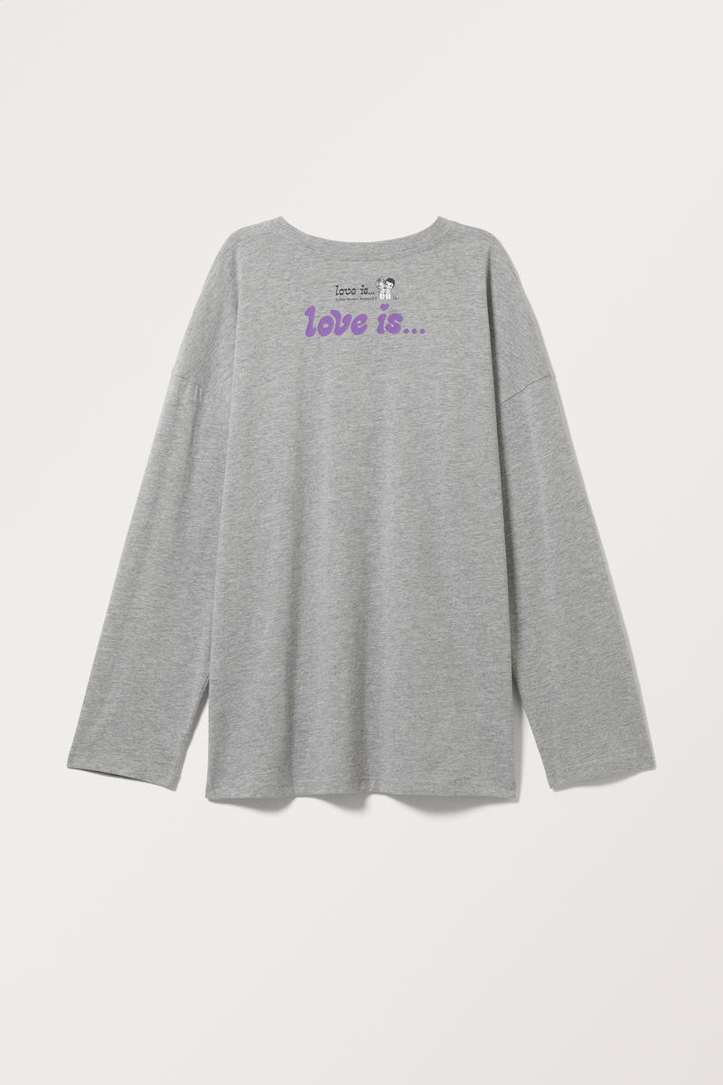 Monki × Love Is… Bedrucktes Langarmshirt - Grau von Monki