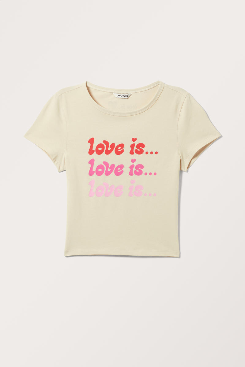 Monki × Love Is… Kurzes, Bedrucktes T-Shirt - Beige von Monki