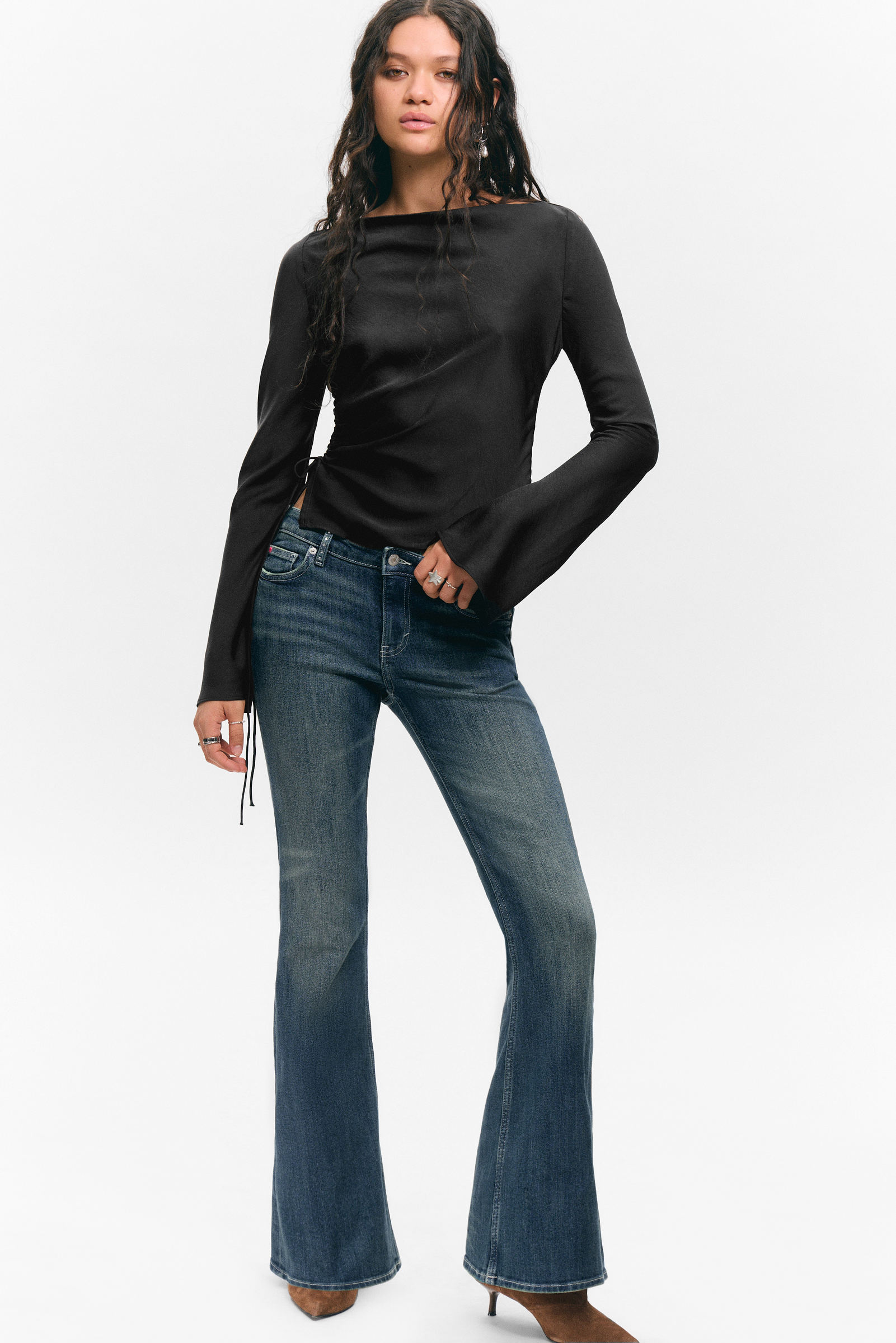 Ruched Boat-Neck Trumpet Sleeve Top von Monki