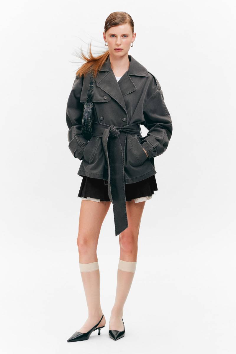 SHORT DOUBLE-BREASTED WASHED TRENCH COAT von Monki