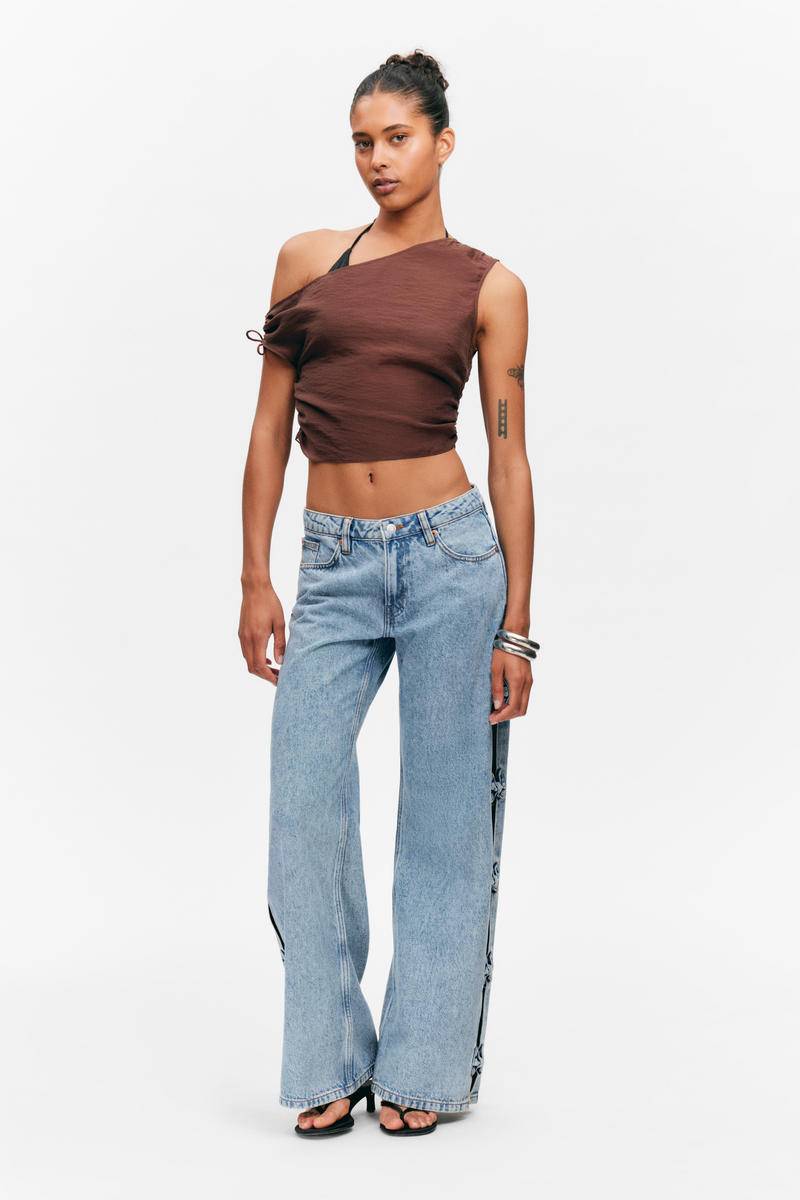 Sheer Asymmetric Drawstring Top von Monki