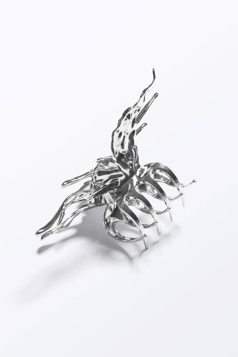 Skulpturierte Schmetterlings-Haarspange - Silberfarben von Monki