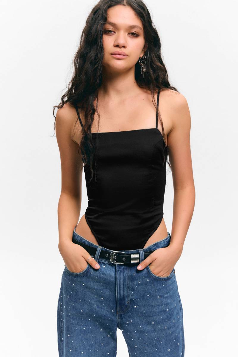 Square Neck Fitted Body von Monki