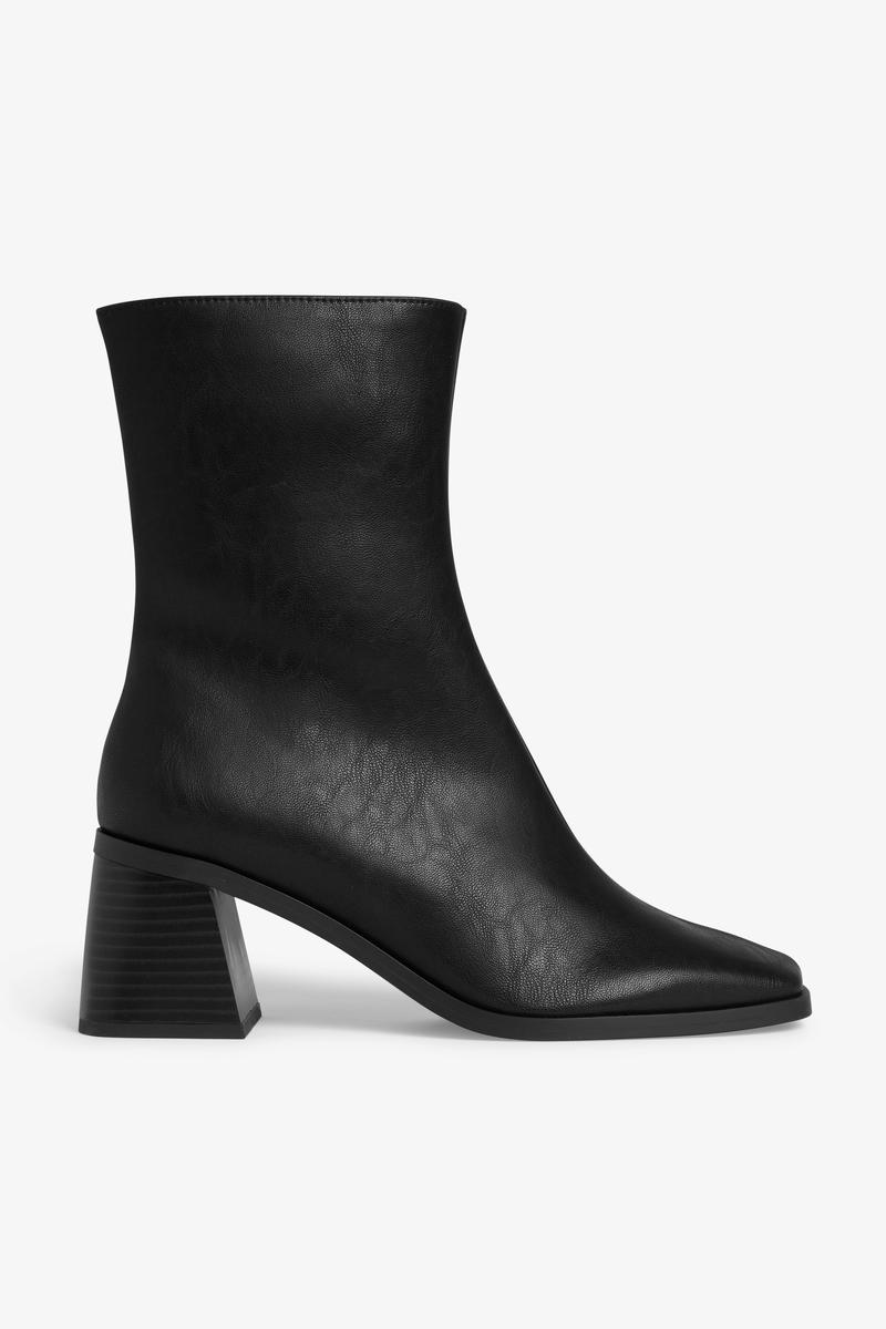 Stiefeletten Aus Lacklederimitat - Schwarz von Monki