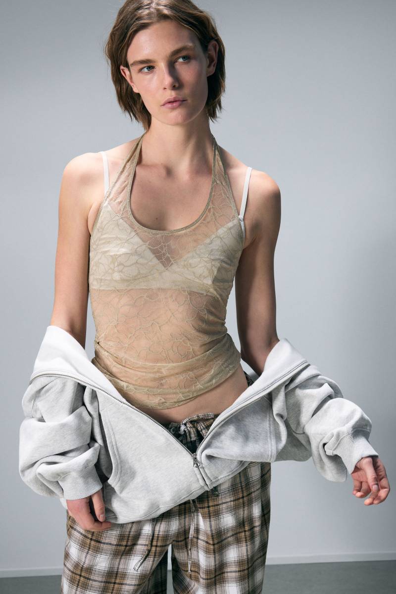 Swirly Lace Halterneck Top von Monki