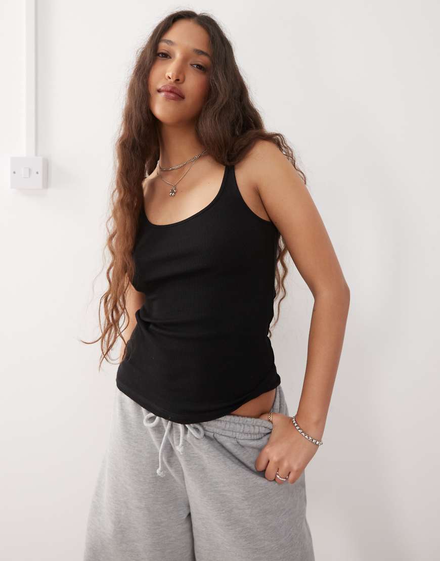 Topshop - Fein geripptes Trägertop in Schwarz mit U-Ausschnitt von Monki