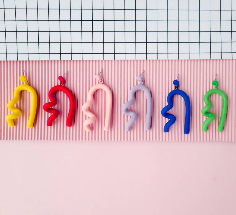 Bunte Verschnörkelte Ohrringe Aus Polymer Clay Im Memphis Stil. 80S Minimal Color Verspielt Leichte Ohrhänger in Colorblock-Optik von MonoMakery
