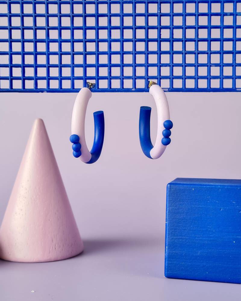 Flieder-Blaue Bicolor Creolen Aus Polymer Clay Mit Roten Punkten. Handgefertigte Ohrringe. Moderne Statement Ohrringe, Auffällige, Runde von MonoMakery