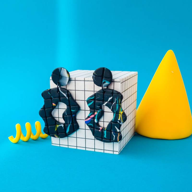 Handgemachte 80Er Jahre Polymer Clay Ohrringe Schwarz Marmorierter Statement Schmuck von MonoMakery