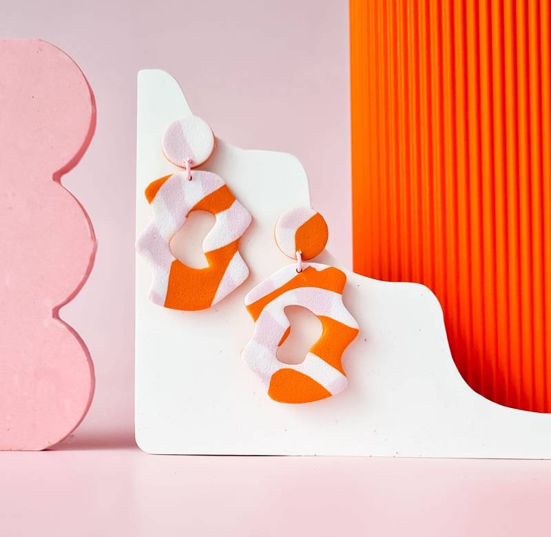 Handgemachte Memphis Polymer Clay Ohrringe in Den Farben Orange & Pink von MonoMakery