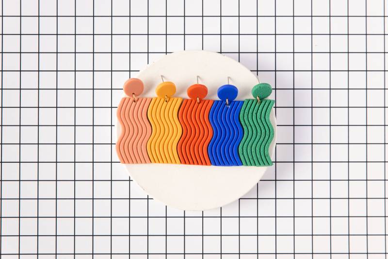 Handgemachte Ohrringe Aus Polymer Clay Im Stil Des Art Deco von MonoMakery