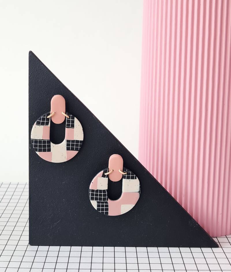Pinke, Schwarze Und Beige Handgemachte Polymer Clay Ohrringe Mit Gitterdruck Im Quiltmuster. Minimalistisch Modern in Tropfenform von MonoMakery