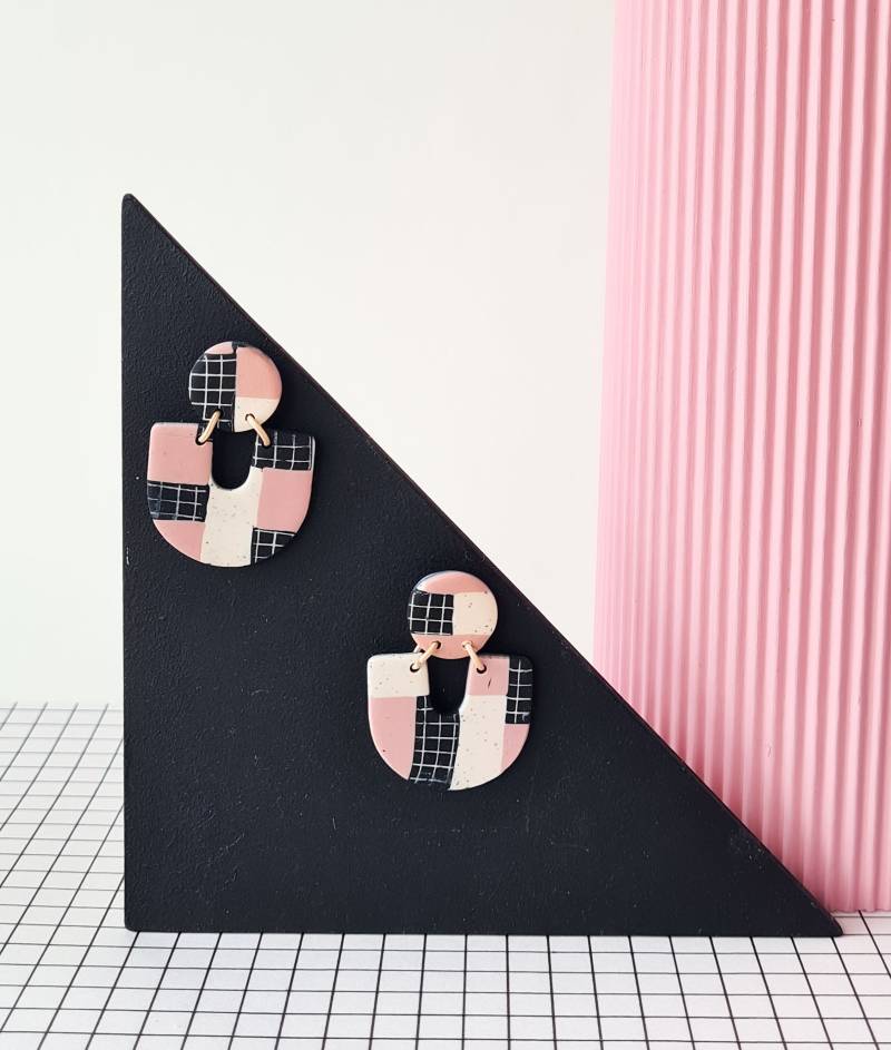 Pinke, Schwarze Und Beige Handgemachte Polymer Clay Ohrringe Mit Gitterdruck Im Quiltmuster. Minimalistisch Modern in Tropfenform von MonoMakery