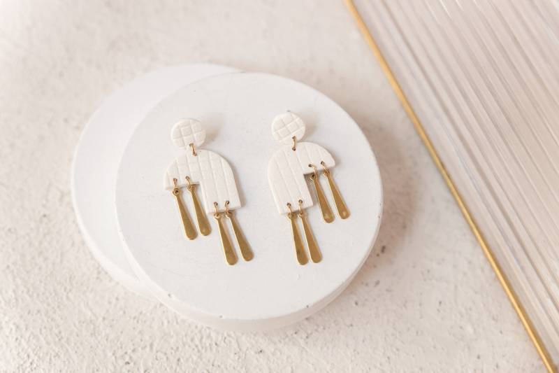 Weiße Texturierte Ohrhänger Mit Gitternetz Und Goldenen Tropfen. Handgemachter Minimaler Art-Deco-Schmuck Aus Polymer Clay. Elegante von MonoMakery
