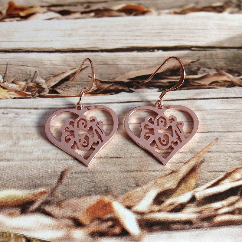 Benutzerdefinierte Monogramm Ohrringe, Beliebige Anfangsmonogramm 3 Anfangsherz-Monogrammohrringe, 1, 6 cm Roségold Überzogen, %100 Handgefertigt von MonogramNecklace2014