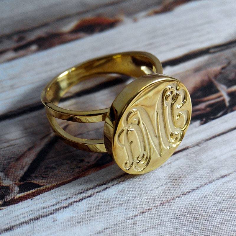 Gold Monogramm Ring, Graviert Personalisierte Name Anfang Typenschild Weihnachtsgeschenk von MonogramNecklace2014