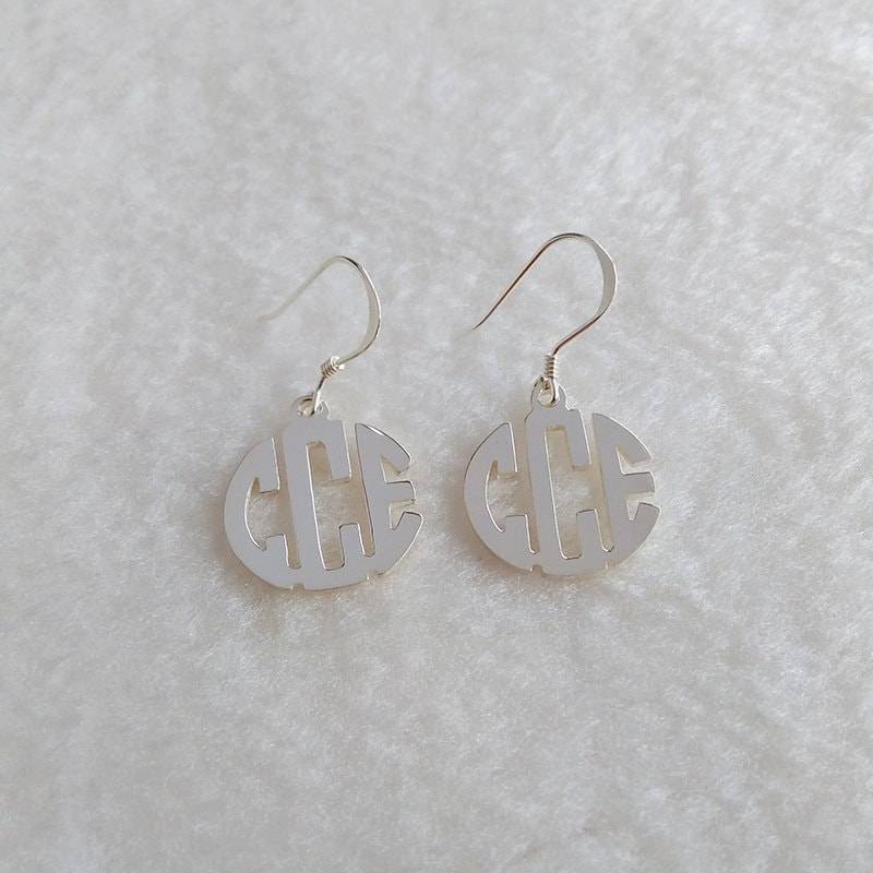 Personalisieren Sie Kreisohrringe, Kreismonogrammohrringe, Sterlingsilber-Monogrammohrringe, Beliebige Anfangsmonogrammohrringe 0, 6 "Zoll% 100 Personalisieren Sie Kreisohrringe, Kreismonogrammohrringe, Sterlingsilber-Monogrammohrringe, Beliebige Anfangsmonogrammohrringe 0, 6 "Zoll% 100 von MonogramNecklace2014