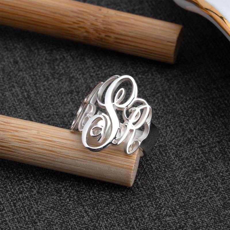 Handgefertigter Monogrammring Aus Sterlingsilber Und 3 Initialen Handgefertigter Monogrammring Aus Sterlingsilber Und 3 Initialen von MonogramPersonalized