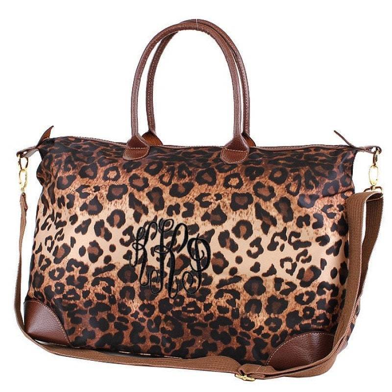 Monogrammierte Leopard Nylon Seesack Extragroße Reisetasche von MonogramaniaShopCom