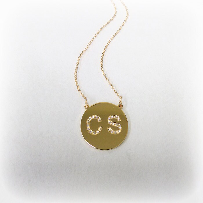 Diamant Initial Halskette/Handgearbeitete Initiale Personalisierte Weihnachtsgeschenke Scheibe Diamant Initial Halskette/Handgearbeitete Initiale Personalisierte Weihnachtsgeschenke Scheibe von MonogramsNYC